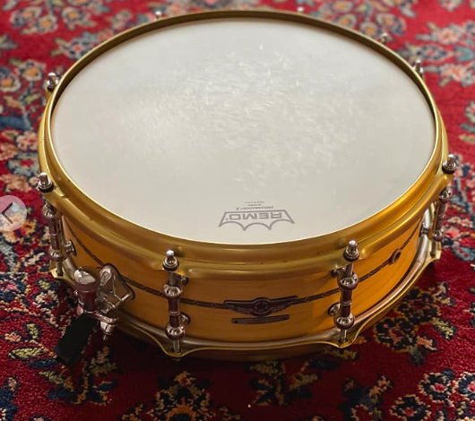 This snare drum has standard minor playwear on the head, while the shell and hardware are blemish free, making it an Excellent condition item.