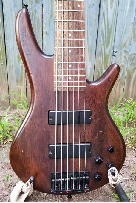Very Good items can have more minor cosmetic imperfections, like this bass.