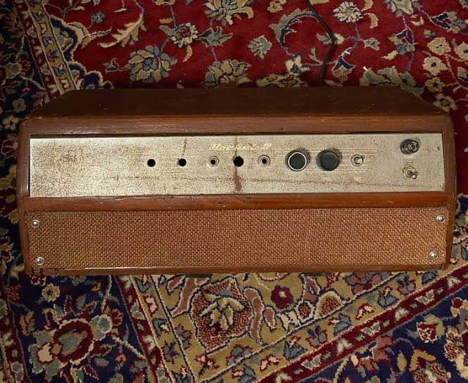 This amp head shows clear functional issues with missing knobs, a stripped down non-original circuit and is overall in poor cosmetic condition.